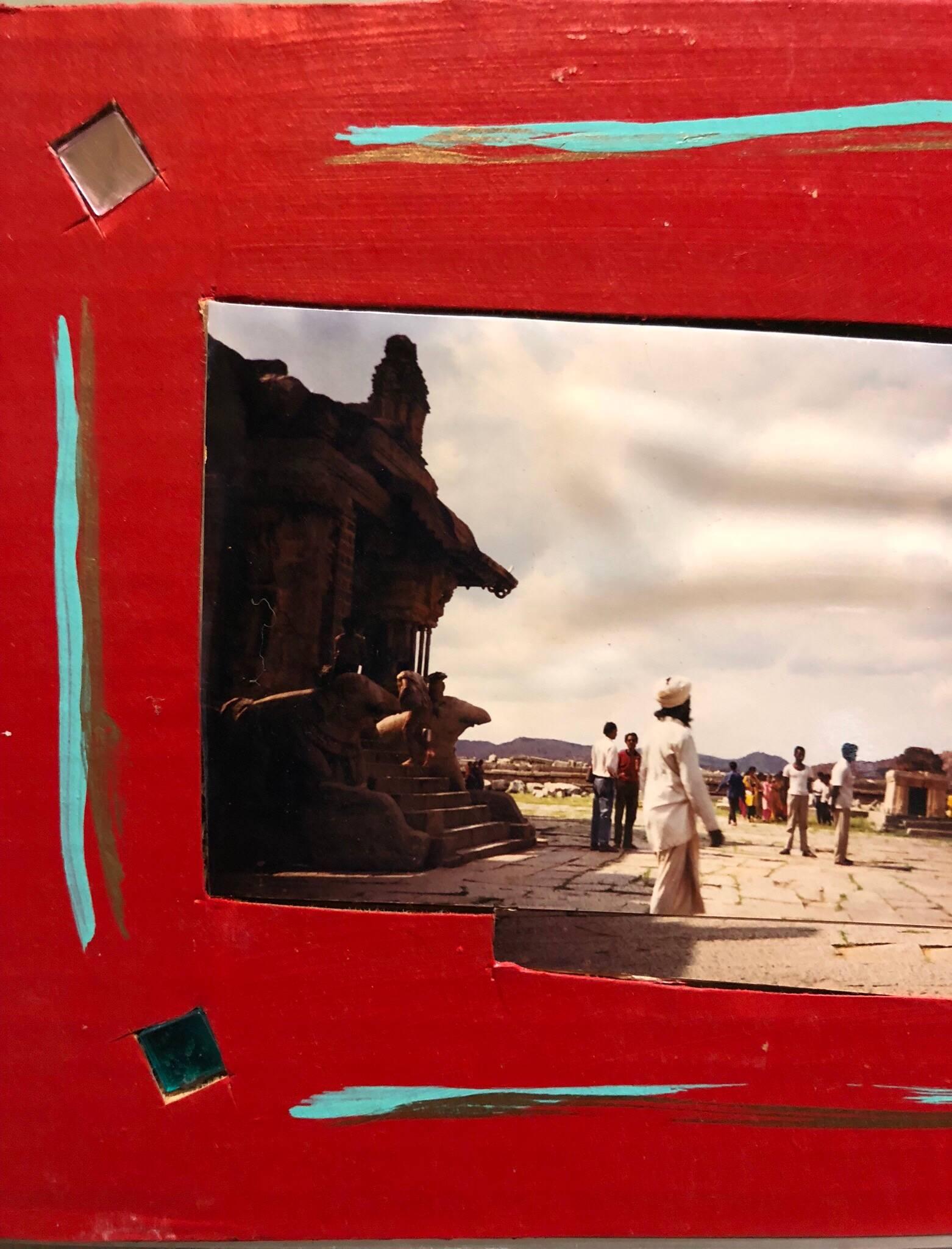 Touristes Hampi, Inde, 1992, Tirages photo sur carton, Collage, Insertion de miroirs en vente 1