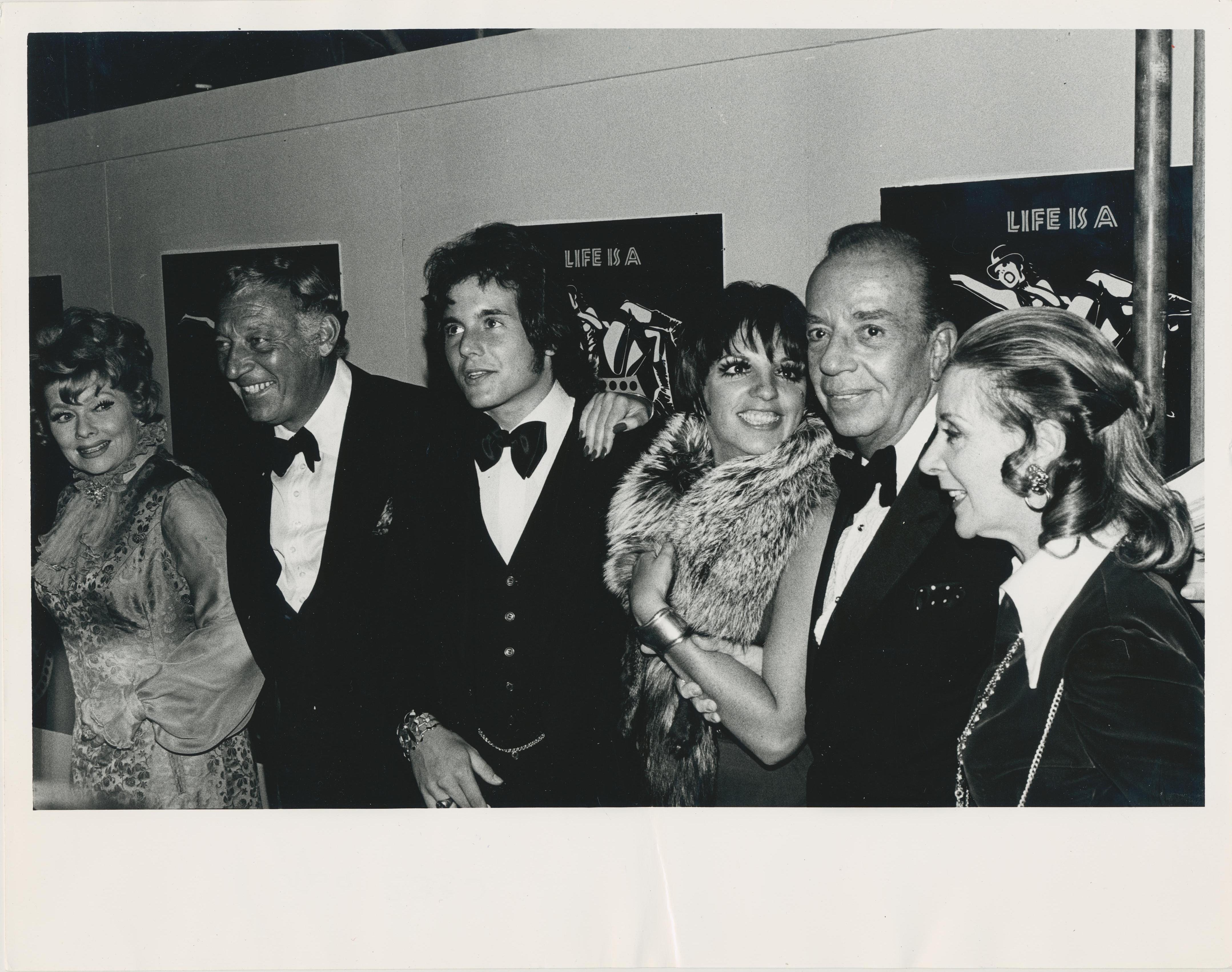 Kim Maydole Lynch Black and White Photograph – Liza Minnelli mit Familie und Freunden bei einer Premiere, 1966