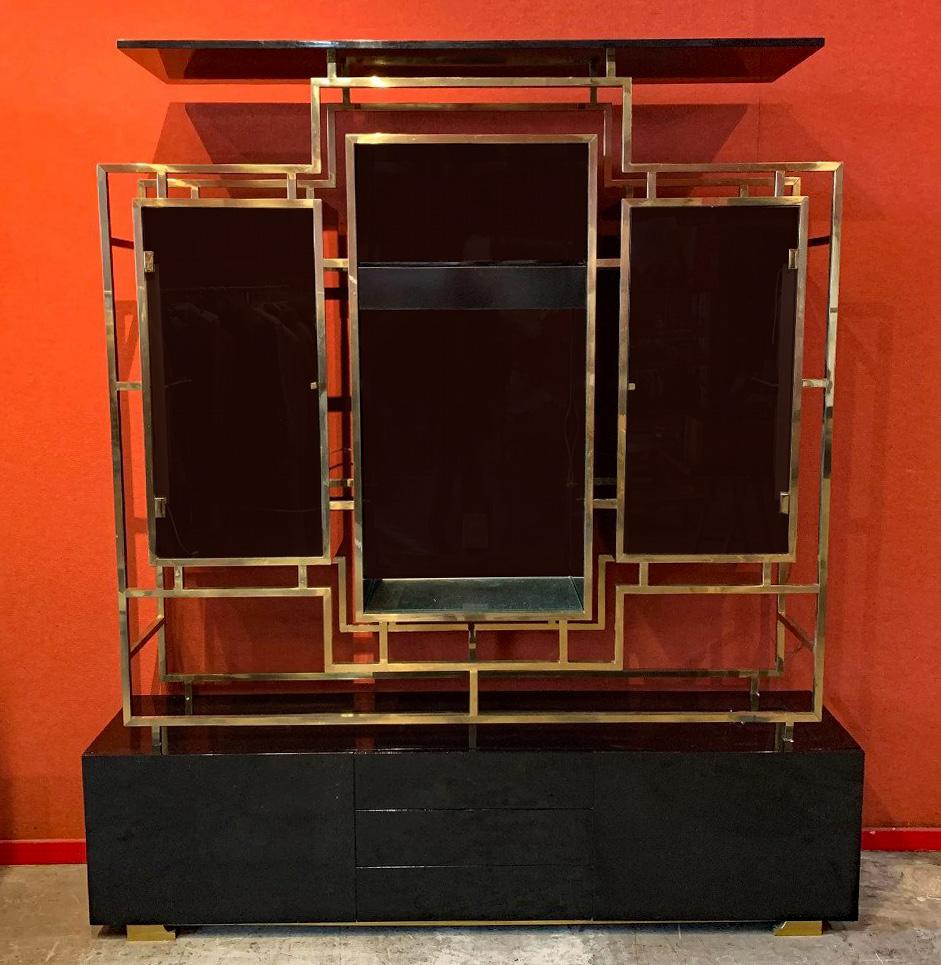 Kim MOLTZER storage unit circa 1970 lacquered wood and brass, opening with 2 doors and three drawers in lacquered wood, brass structure, boxes with smoked glass doors at the top, good vintage condition