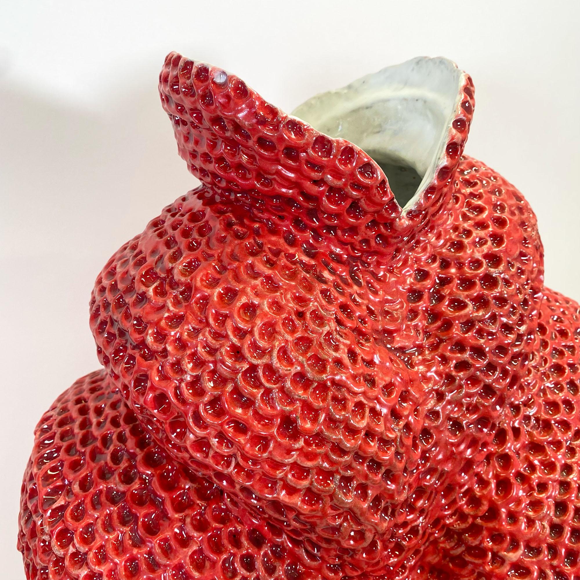 L'argile est un matériau incroyablement réactif et polyvalent. Ces pièces ont été inspirées par les paysages de Hoodoo dans le sud de l'Alberta, au Canada. La surface est créée en superposant de manière répétitive des bobines et en les marquant pour