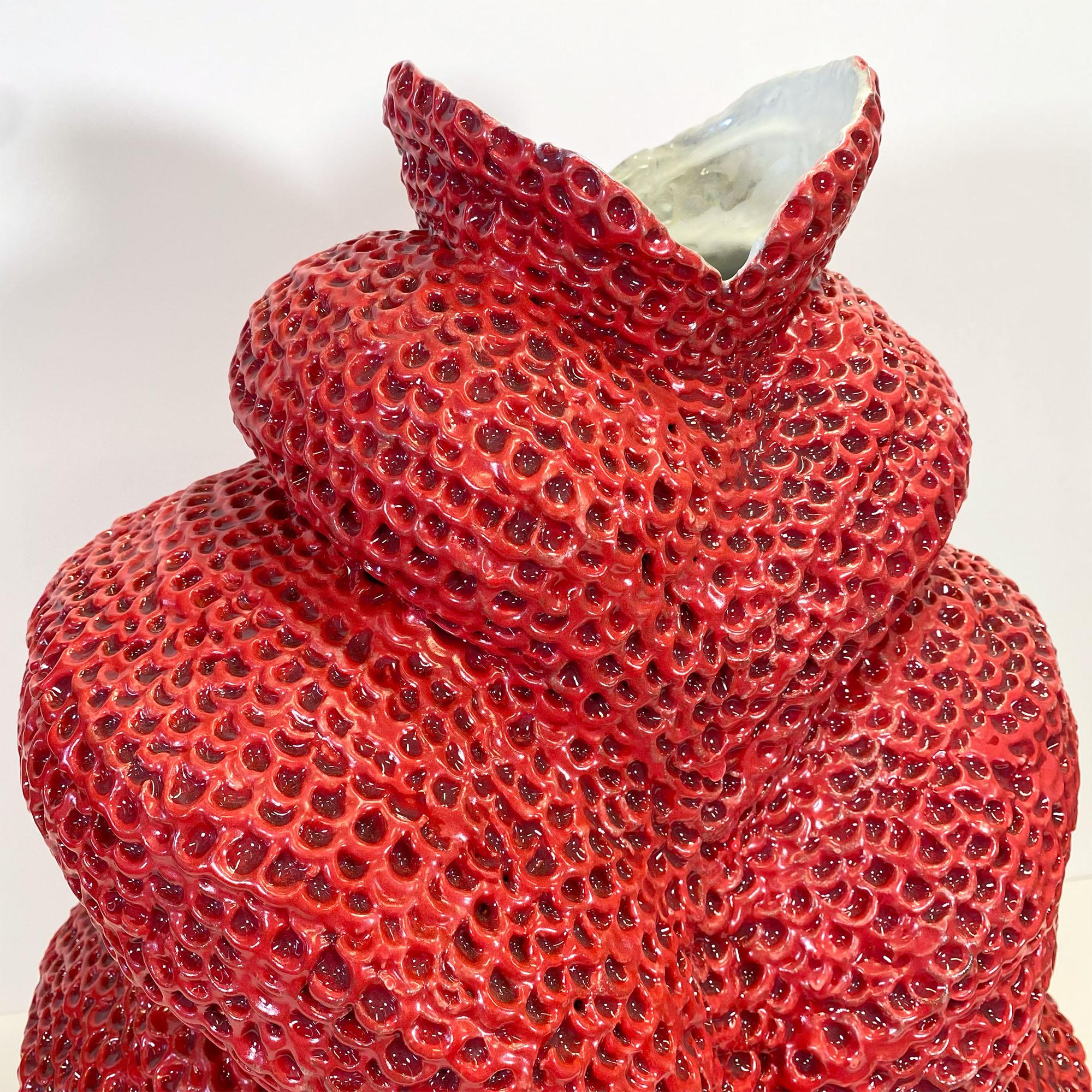 Friendship Berry, sculpture en céramique à hélice rouge texturée vibrante en vente 1