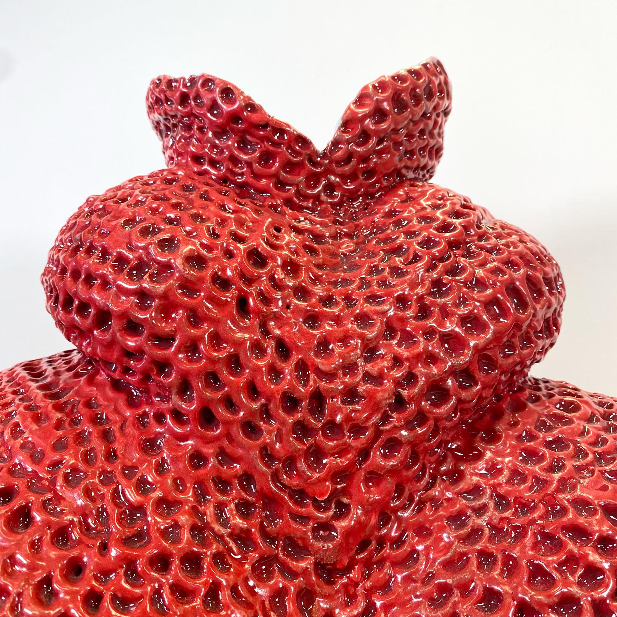 Friendship Berry, sculpture en céramique à hélice rouge texturée vibrante en vente 2