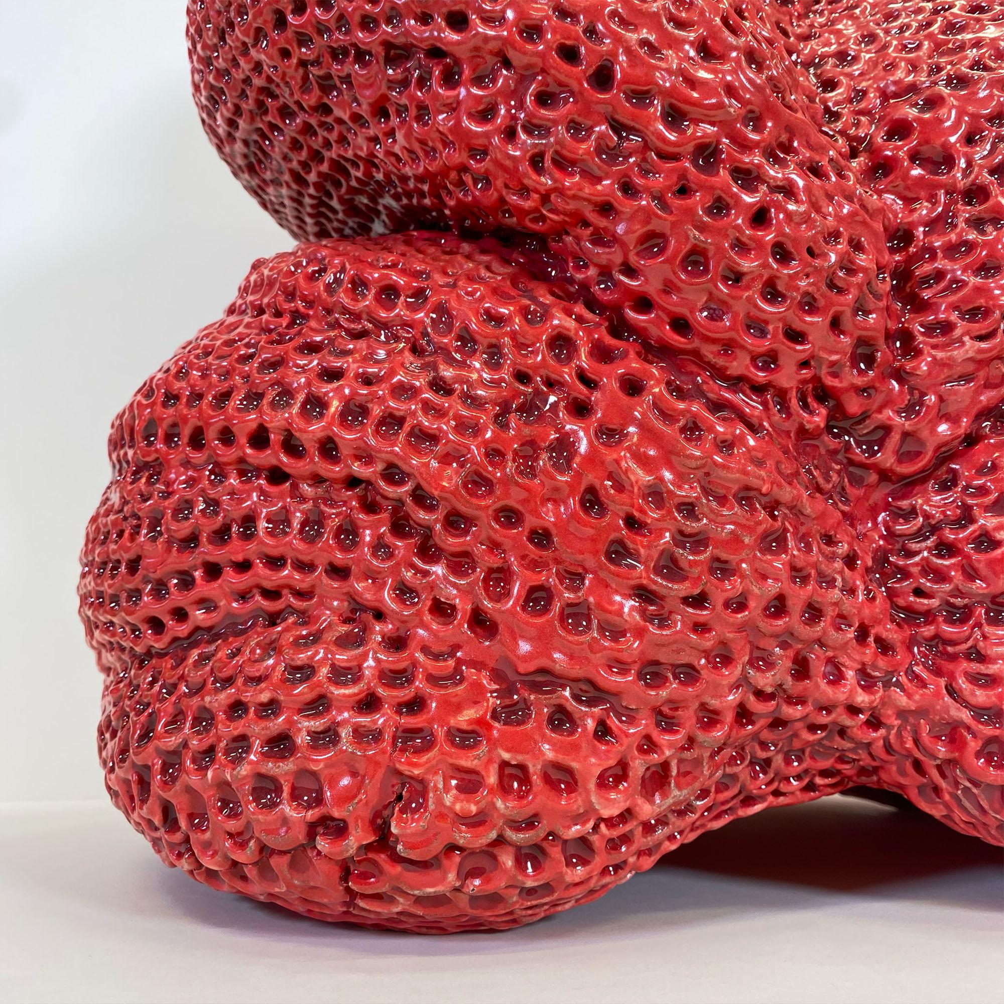 Friendship Berry, sculpture en céramique à hélice rouge texturée vibrante en vente 3