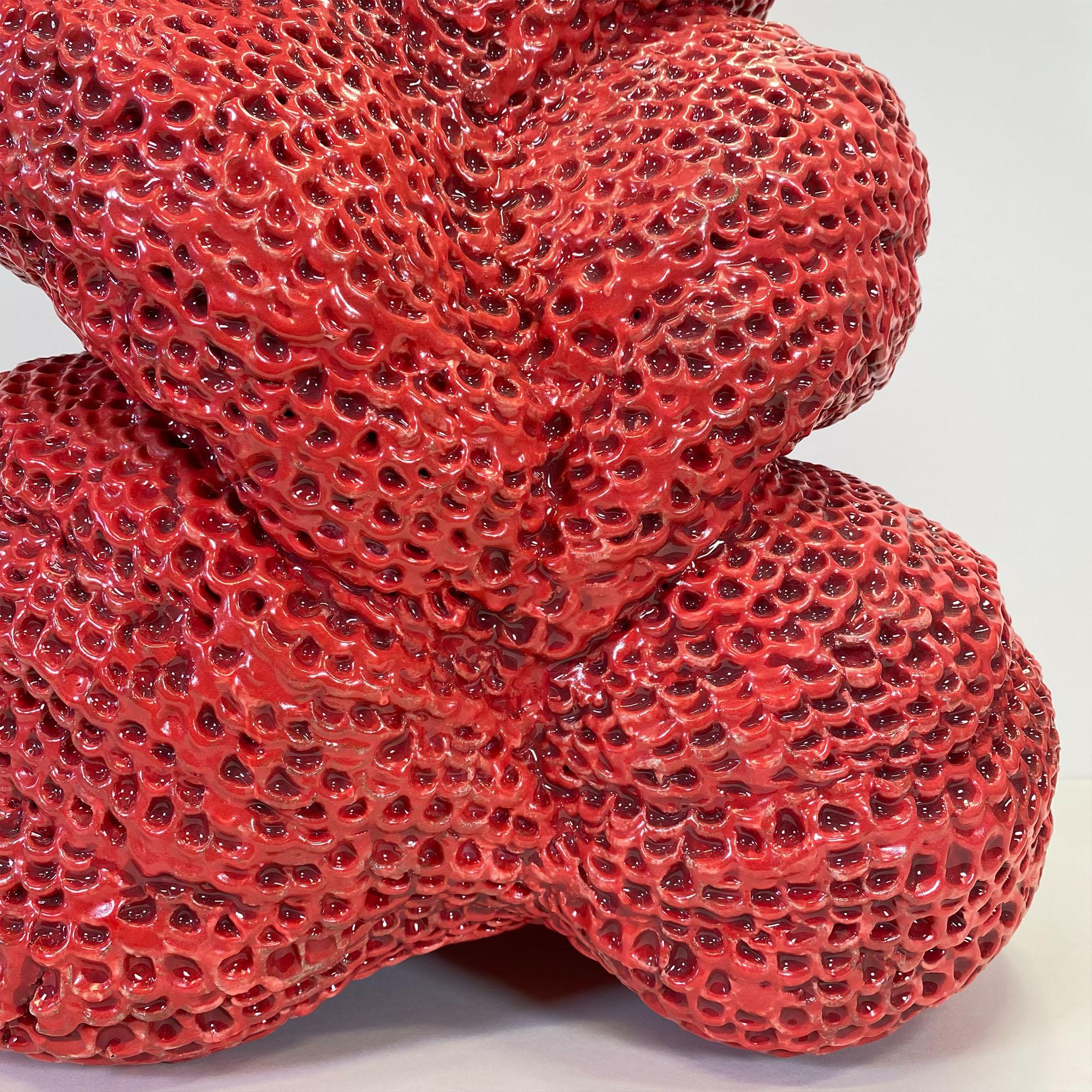 Friendship Berry, sculpture en céramique à hélice rouge texturée vibrante en vente 4