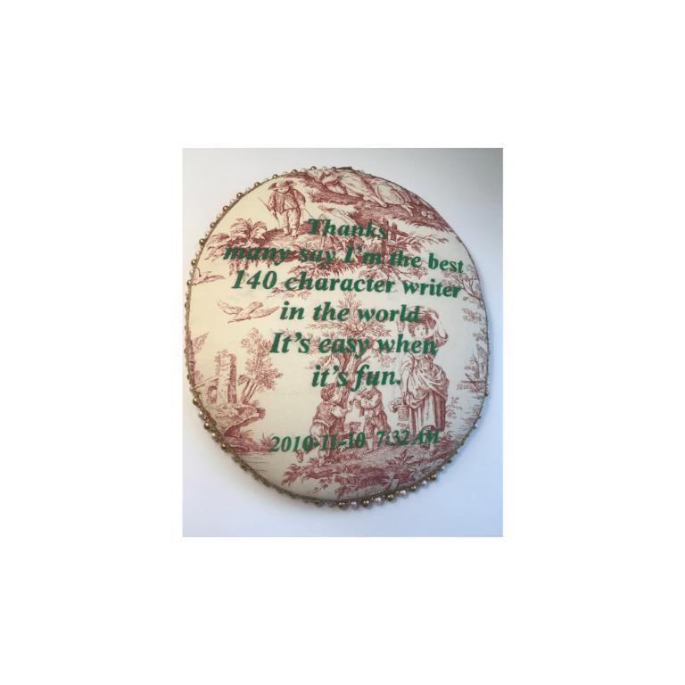 Personaggio, scultura, tessuto ricamato imbottito, 2021 - Mixed Media Art di Kim Rugg