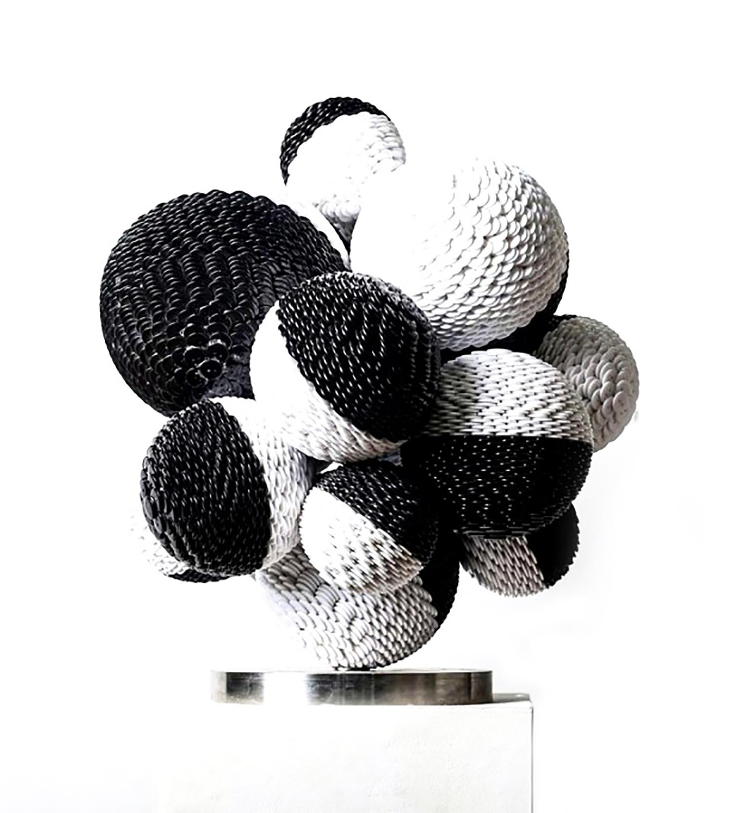Kim Seungwoo Figurative Sculpture - Circle XXXI