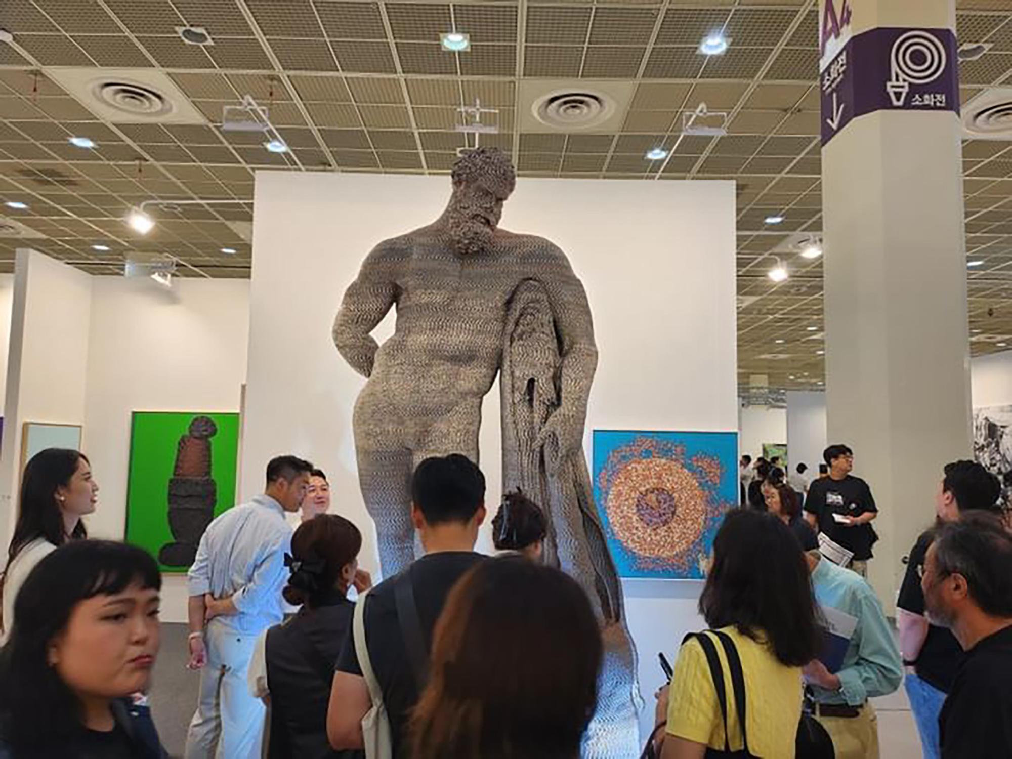 The Art of Currency: The Sculptural Mastery of Kim Seungwoo

In the vibrant art scene of South Korea, one artist stands out for his innovative approach to sculpture: Kim Seungwoo. With a profound appreciation for both traditional craftsmanship and