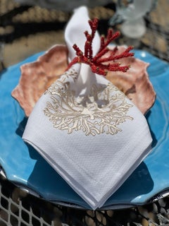 Napkins brodés Kim Seybert, corail des mers dorées sur lin blanc