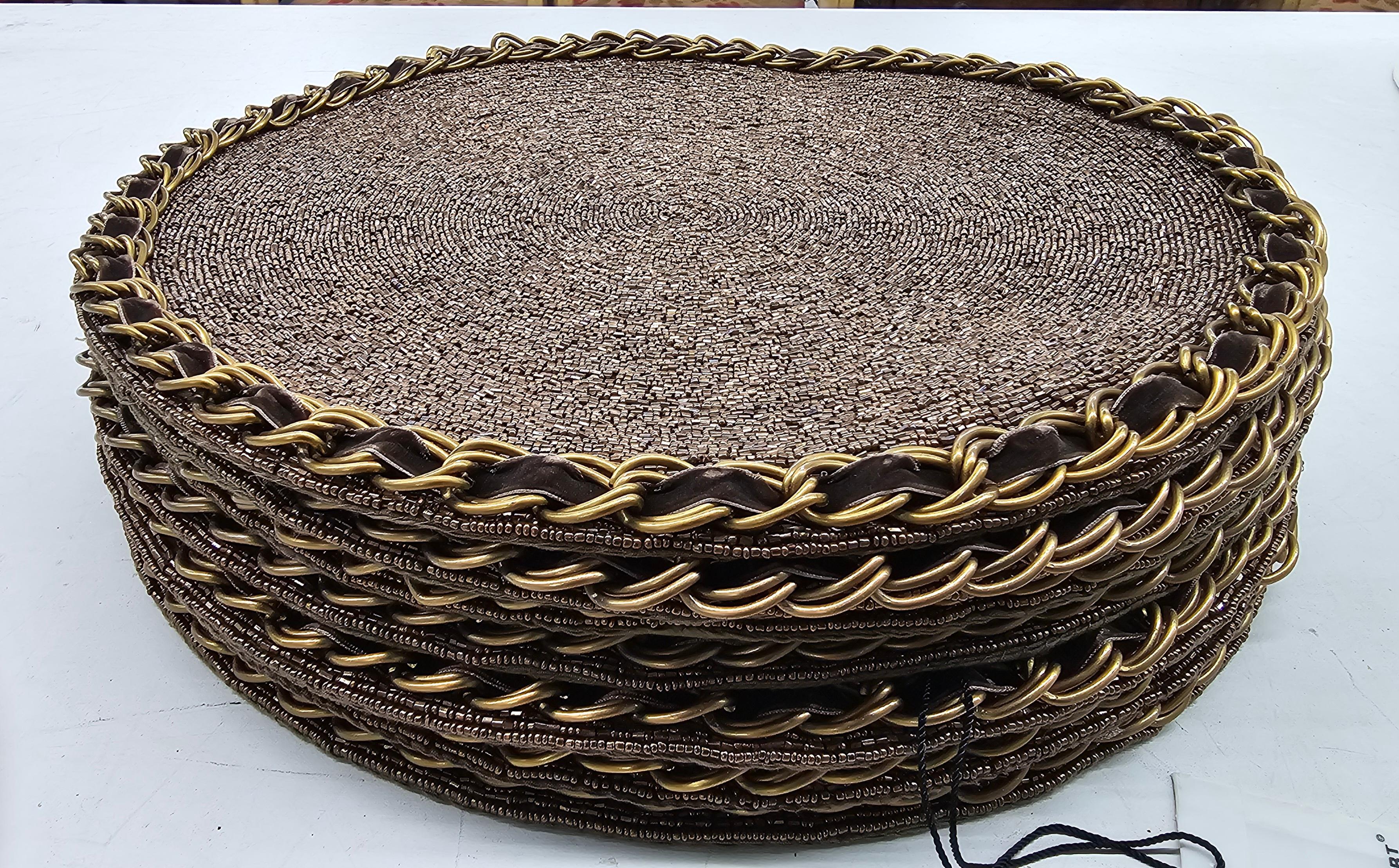 Kim Seybert Luxury Hand Glass Beaded Placemat mit Goldkette Galerie. Toller Vintage-Zustand. Einer der luxuriösesten Kim Seybert, der Ende des 20. Jahrhunderts entworfen und produziert wurde. Ausgelaufener Artikel. Der Durchmesser beträgt 15