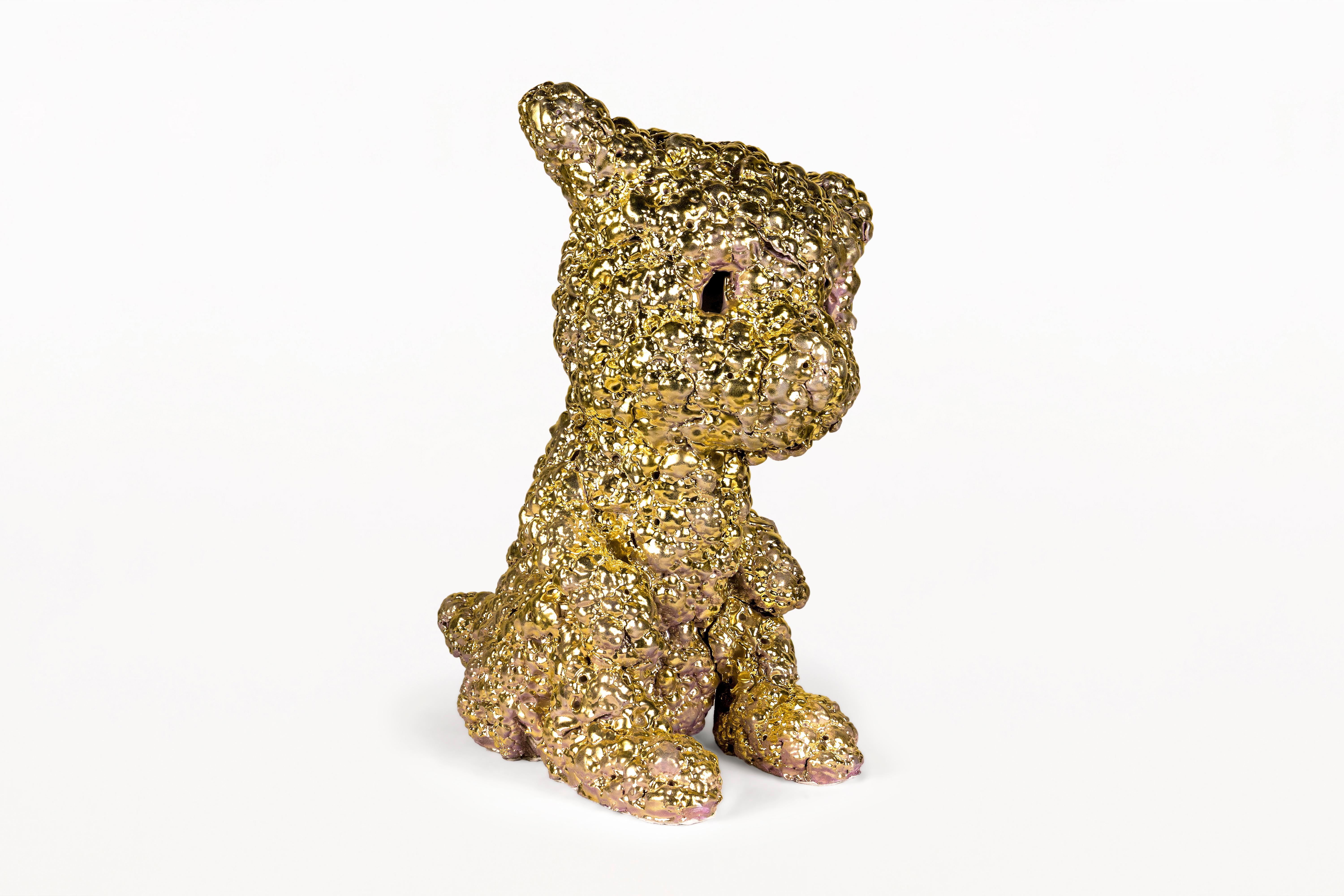 Goldener Hund - Skulptur von Kim Simonsson. 
Hergestellt aus Keramik. 
Ca. 2020, Finnland. 
Einzigartiges Stück. 
Sehr guter Zustand. 
Kim Simonsson (1974 Helsinki) ist ein finnischer bildender Künstler. Im Jahr 2000 schloss er sein Kunststudium an