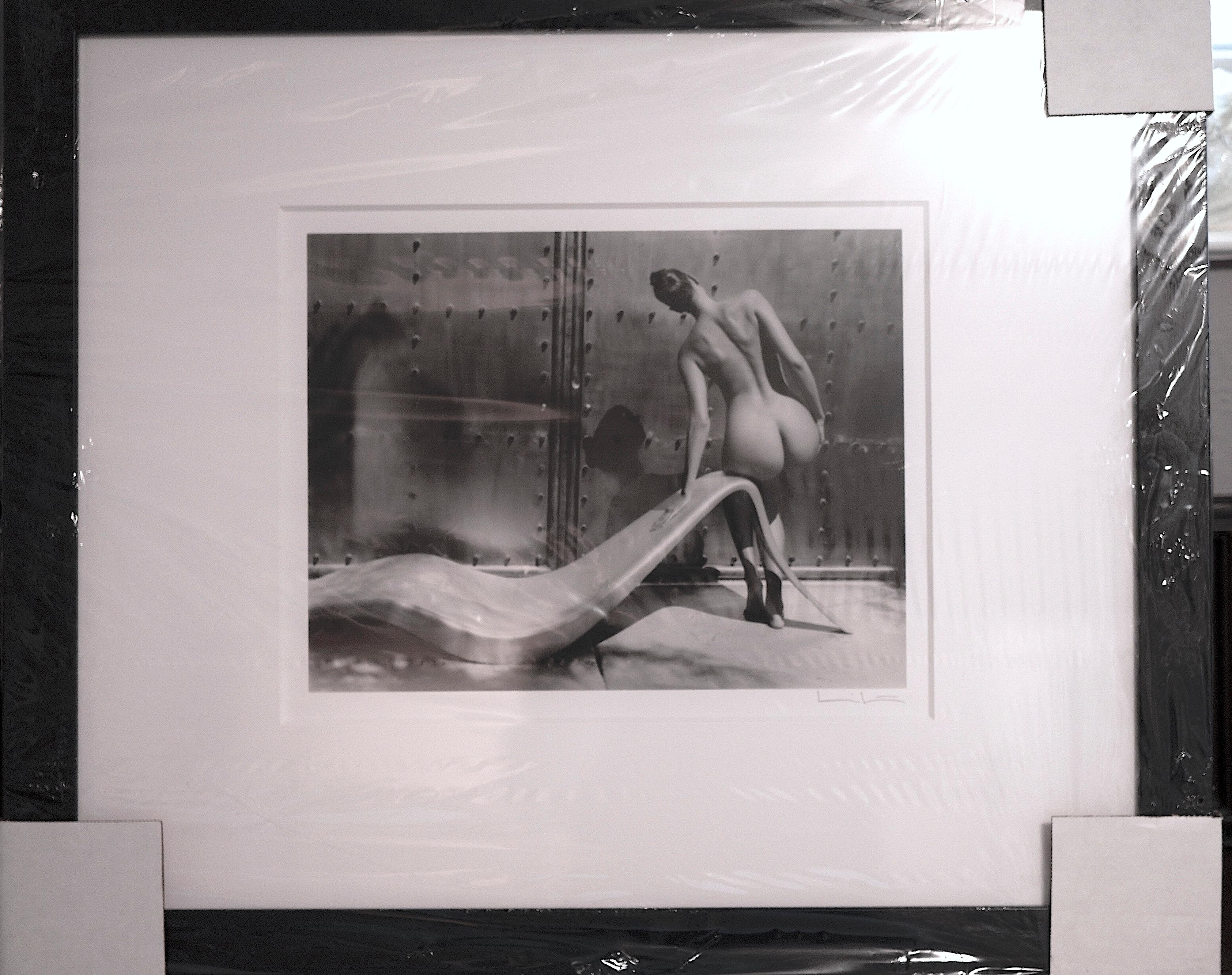 Salón Slyvie, desnudo con sofá - Photograph de Kim Weston