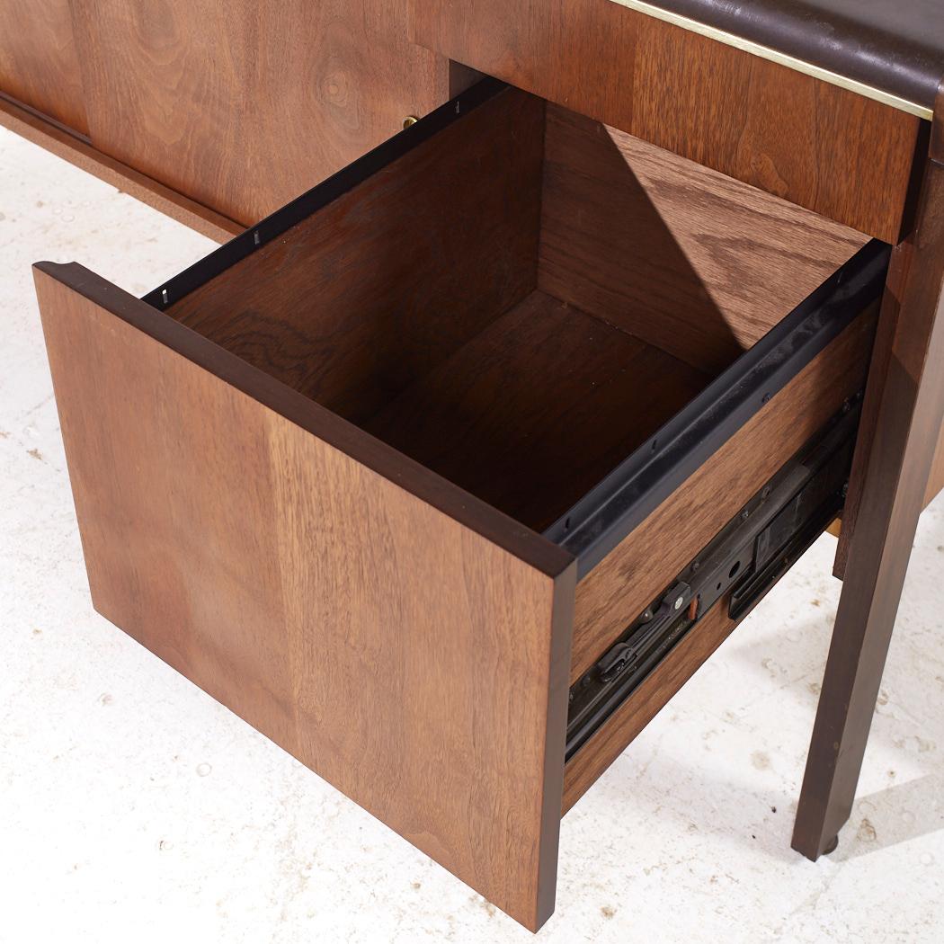 Kimball Style Nussbaum Kredenz im Angebot 3