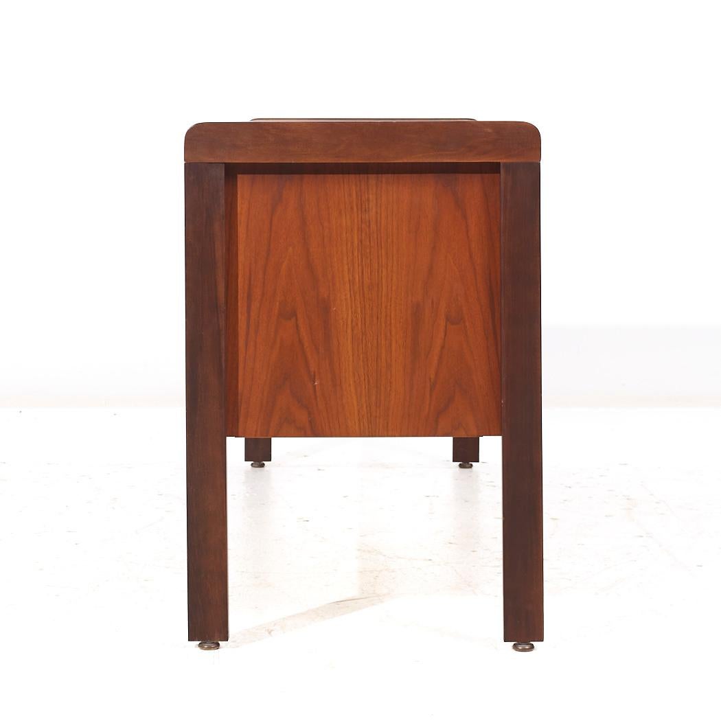 Kimball Style Nussbaum Kredenz (21. Jahrhundert und zeitgenössisch) im Angebot