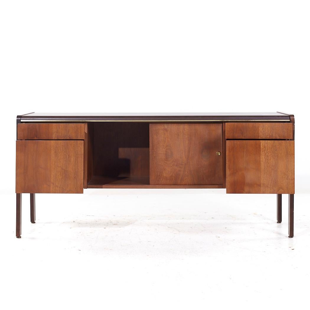 Kimball Style Nussbaum Kredenz im Angebot 1