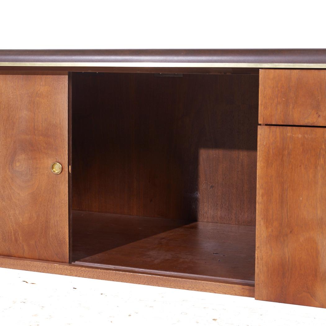 Kimball Style Nussbaum Kredenz im Angebot 2