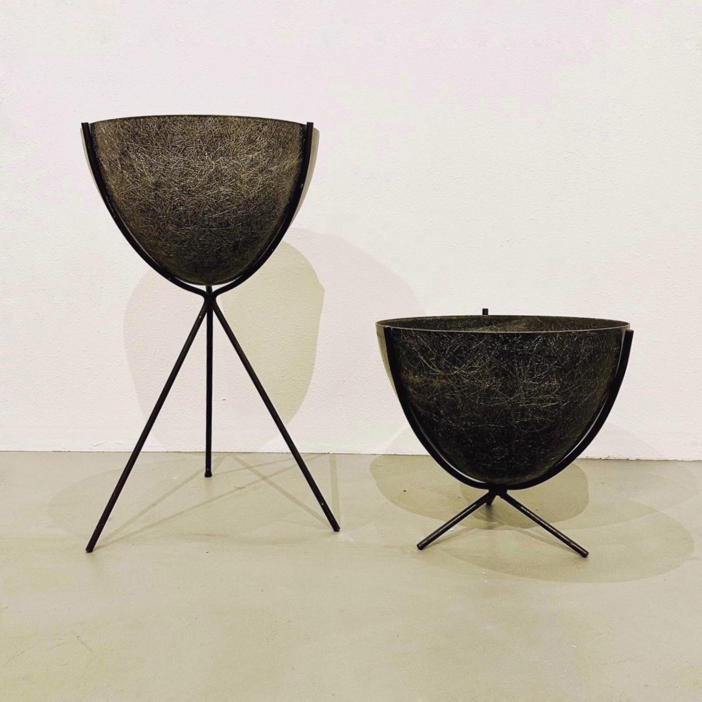 Kimball USA Coppia di fioriere in fibra di vetro su supporti in ferro, 1950 ca.

Le fioriere a forma di proiettile in fibra di vetro grigio carbone sono inserite in supporti a treppiede in ferro, come mostrato.

Queste classiche fioriere a
