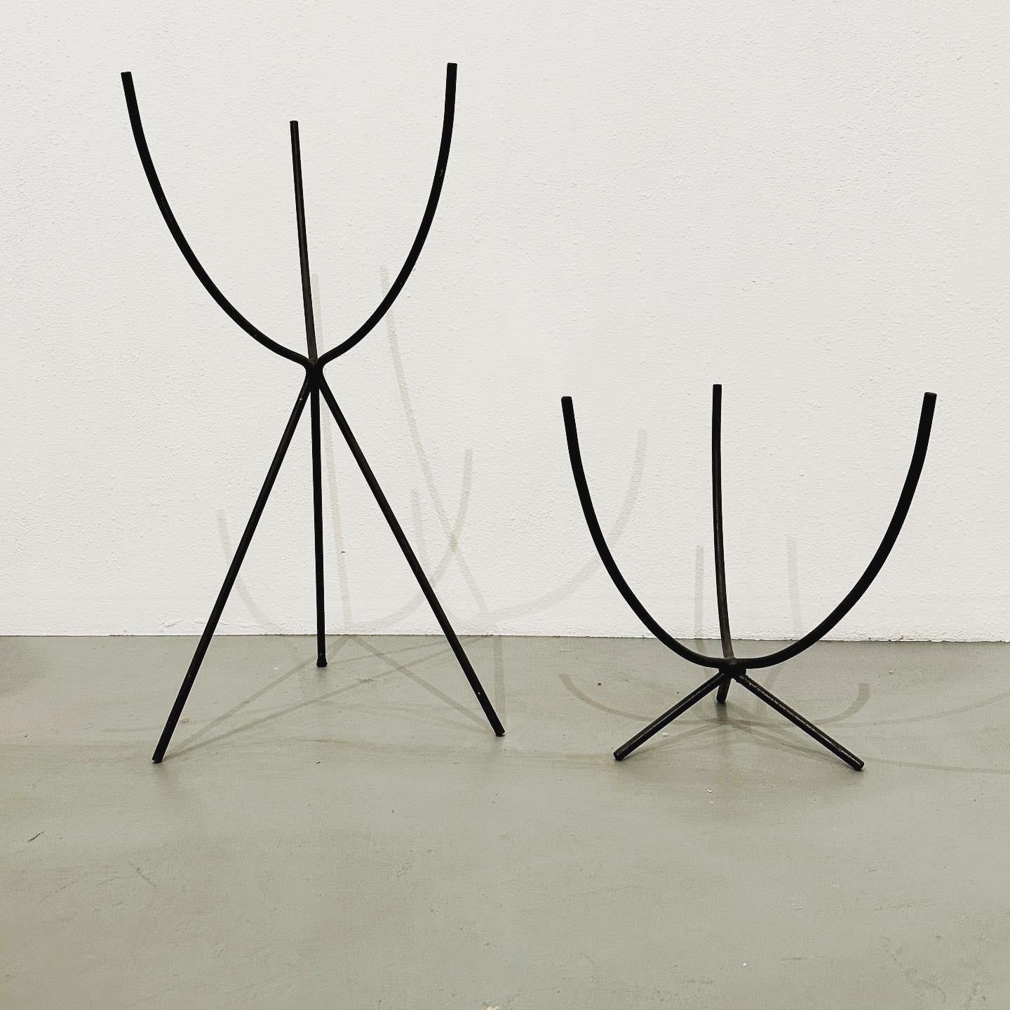 Mid-Century moderno Kimball USA Coppia di fioriere in fibra di vetro su supporti in ferro, 1950 ca. in vendita