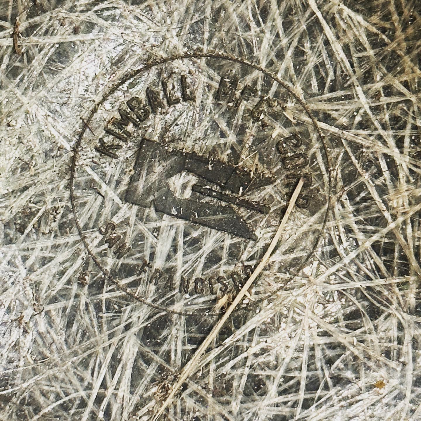 Ferro Kimball USA Coppia di fioriere in fibra di vetro su supporti in ferro, 1950 ca. in vendita