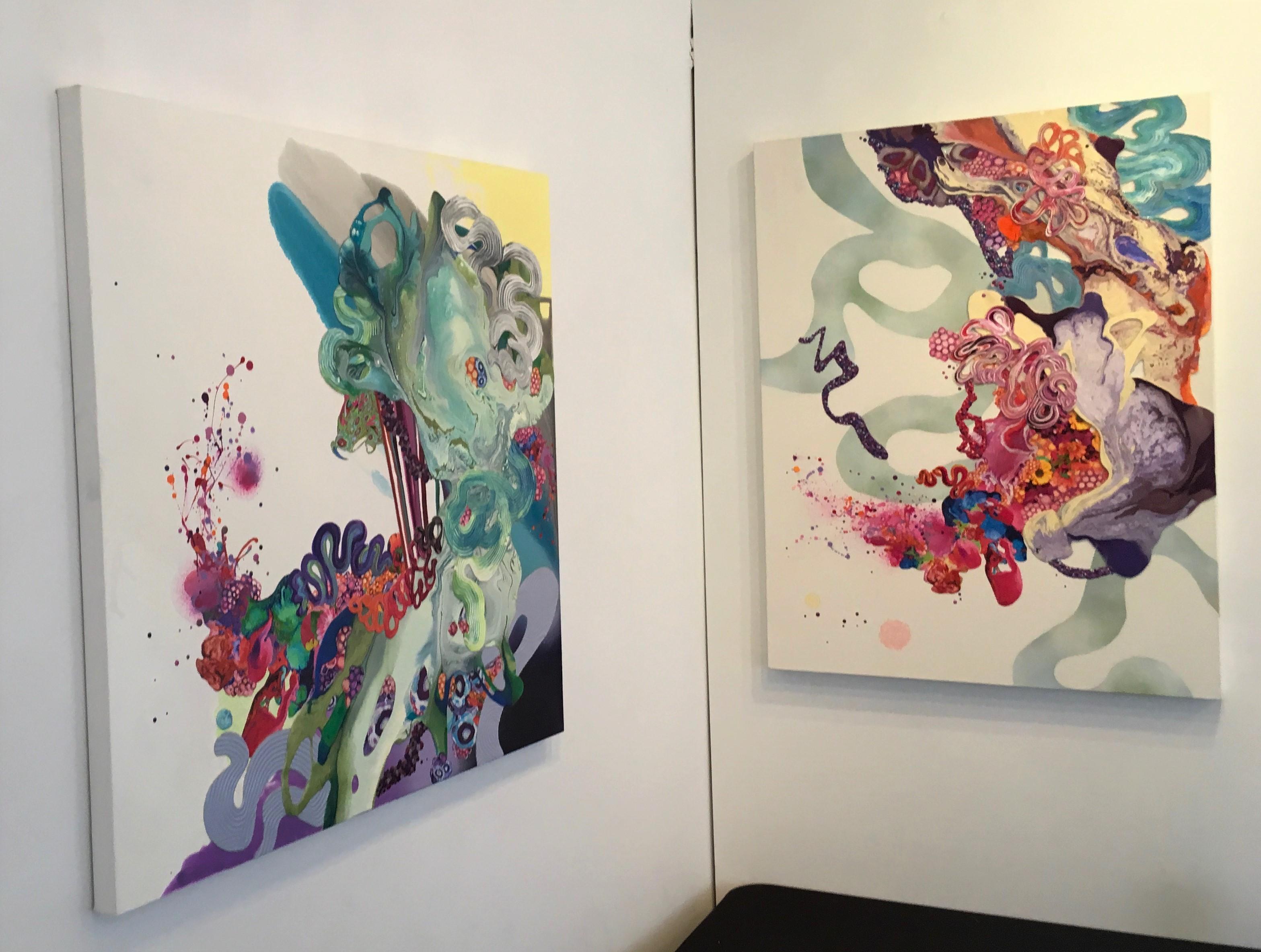 Kimber Berry, Giardini di plastica, acrilico e tecnica mista su tela, 36x24.  Si tratta di un dipinto contemporaneo stratificato, strutturato e dimensionale.  È pieno di bianco, grigio, rosa, viola e blu.  Una combinazione stratificata di pittura