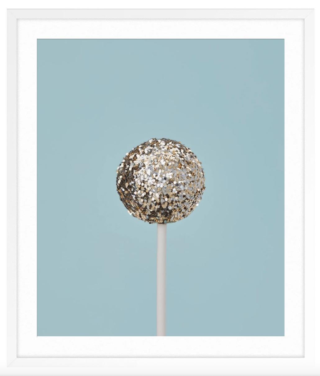 Glitter- Diet Hellblau (Blau), Still-Life Photograph, von Kimberly Genevieve
