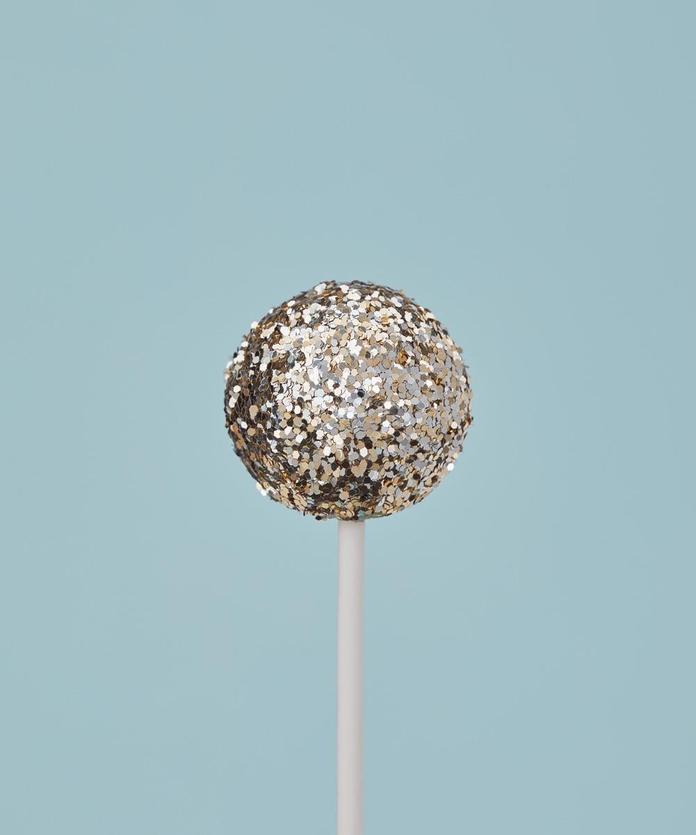 Kimberly Genevieve Still-Life Photograph – Glitter- Diet Hellblau