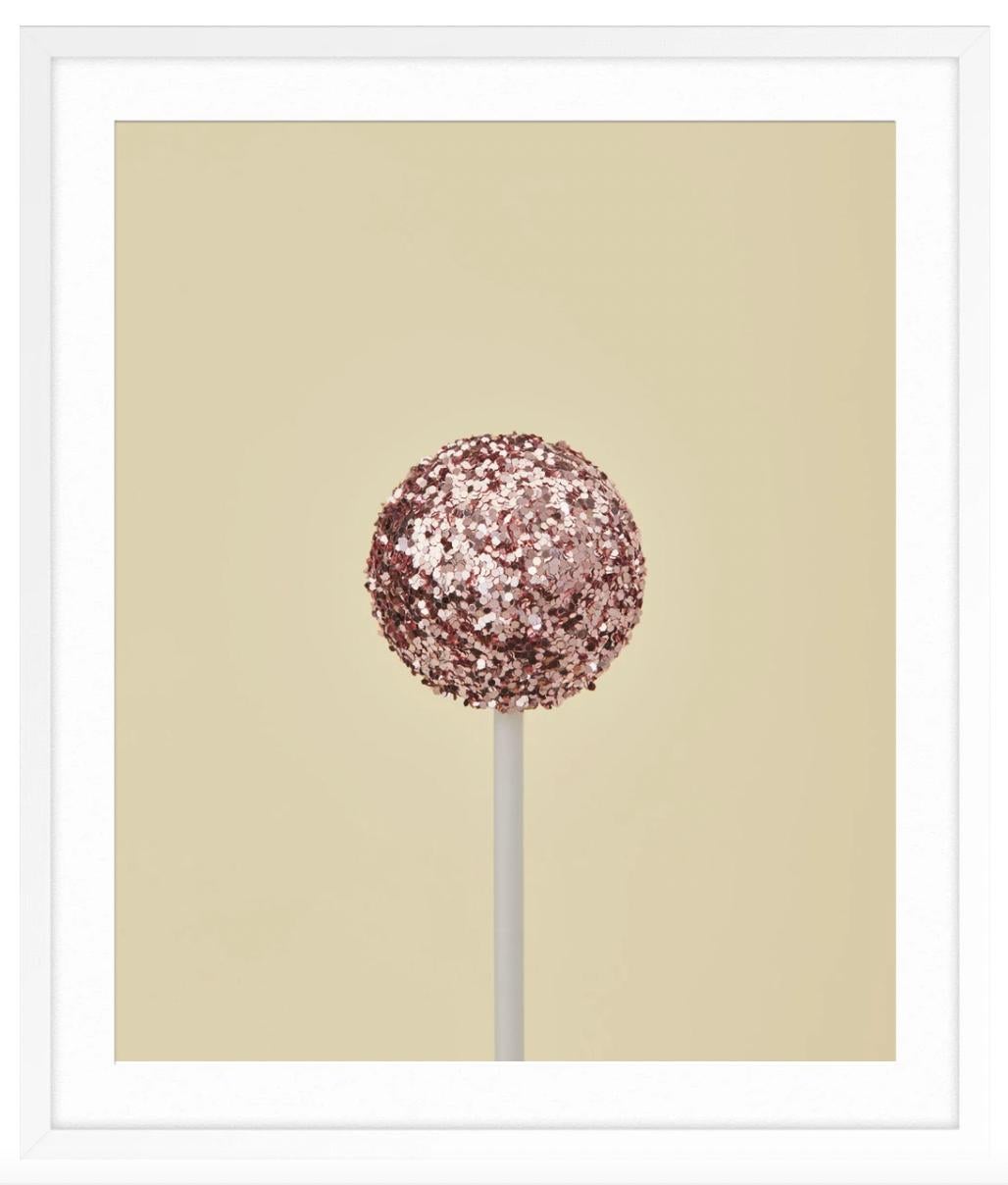 Bronceado dietético con purpurina - Still-Life Photograph Beige de Kimberly Genevieve