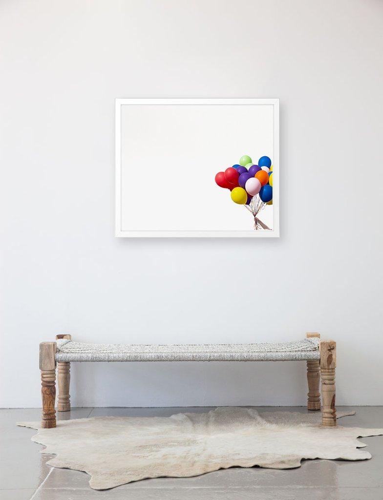 Regenbogen-Blumenballons 1 – Photograph von Kimberly Genevieve