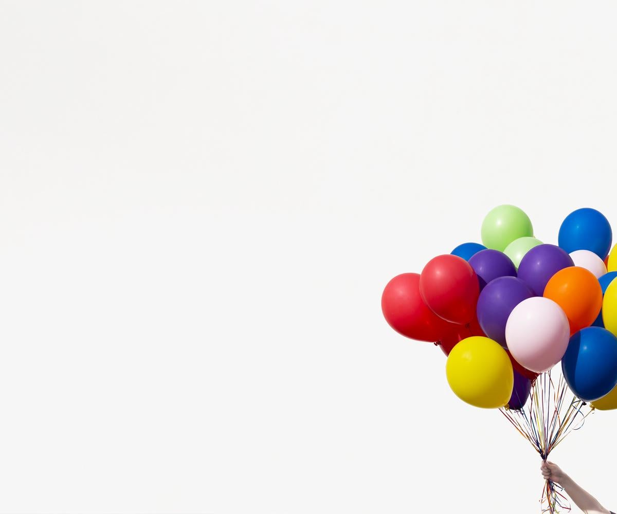 Kimberly Genevieve Still-Life Photograph – Regenbogen-Blumenballons 1