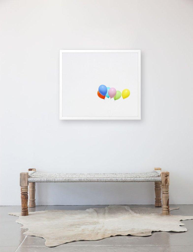 Regenbogen-Ballonen 2 – Photograph von Kimberly Genevieve