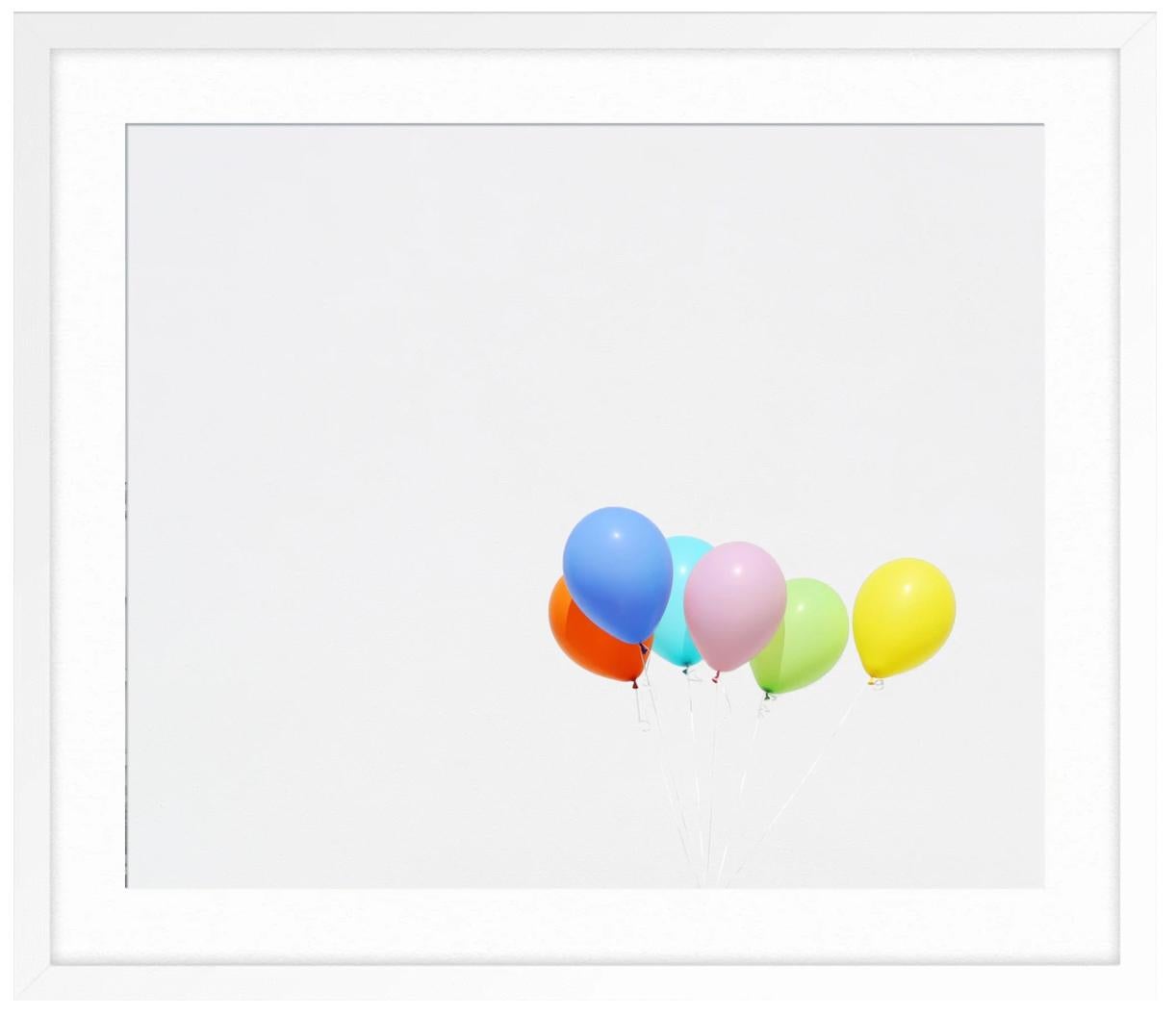 Regenbogen-Ballonen 2 (Grau), Color Photograph, von Kimberly Genevieve