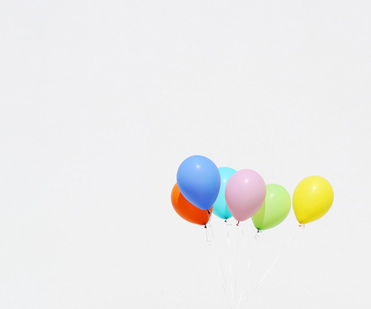 Kimberly Genevieve Color Photograph – Regenbogen-Ballonen 2