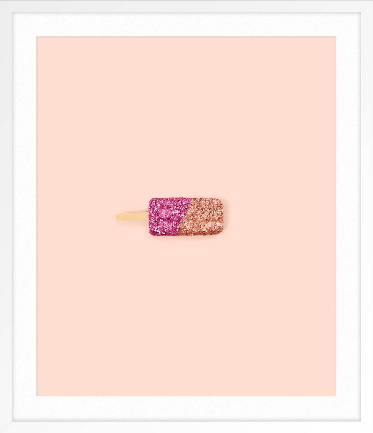 Glitter Helado Rosa - Still-Life Print Blanco de Kimberly Genevieve