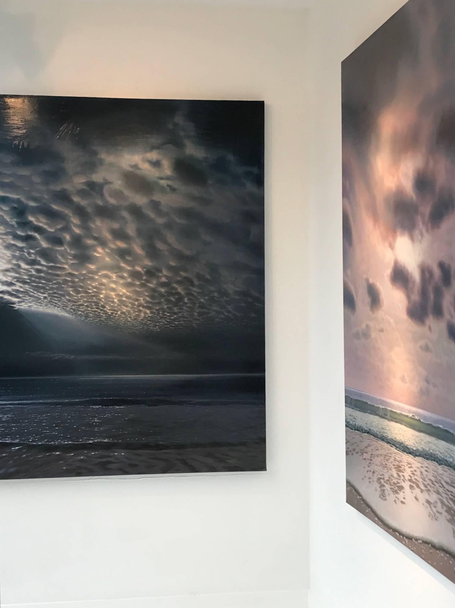 „Sea and Sky in Hazy Sun“  Große, sehr realistische Strandlandschaft in Lila/Rosa/Blau (Fotorealismus), Painting, von Kimberly MacNeille