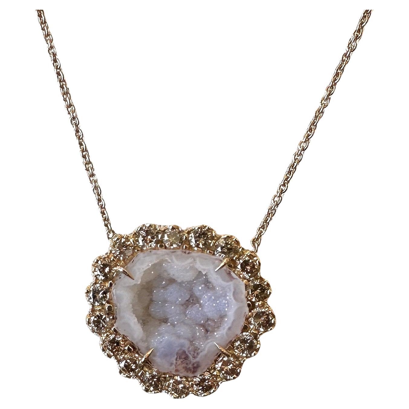 Collana con diamanti naturali e geodi di Kimberly McDonald's
Presenta un'aureola scintillante di 2,05 carati di diamanti tondi brillanti color champagne.
Il ciondolo è in oro rosa 18kt su una catena in oro rosa 18kt.
La collana è lunga 17,5