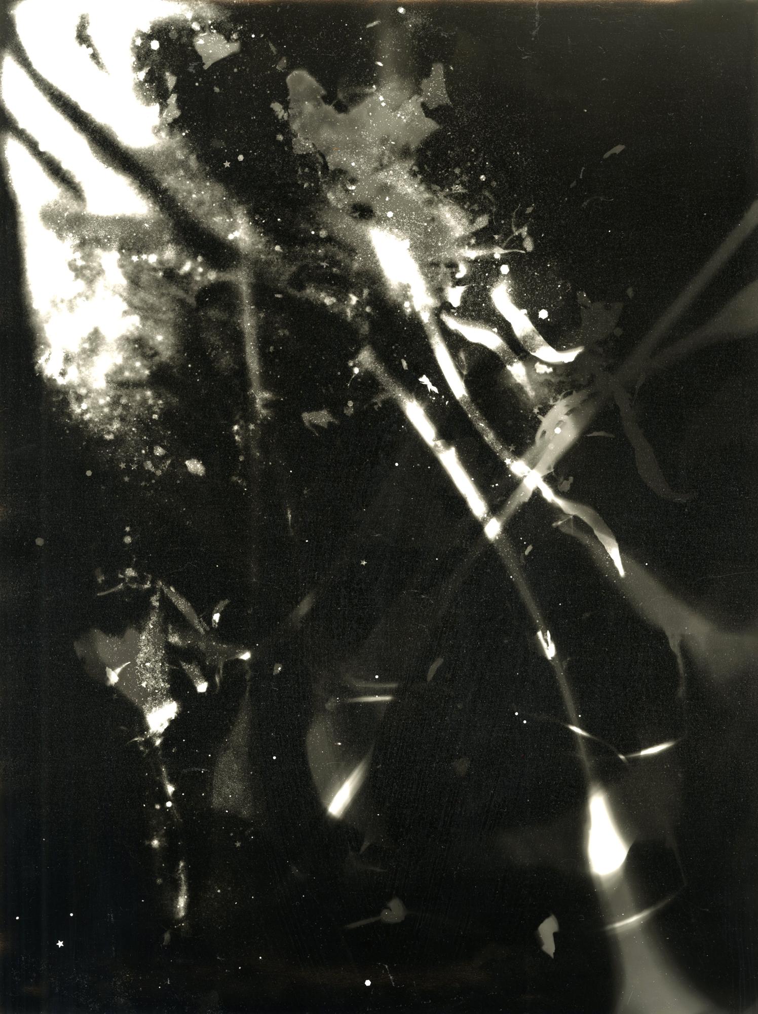 Dancing in the Dark - einzigartiges abstraktes zeitgenössisches Fotogramm aus Silbergelatinesatin