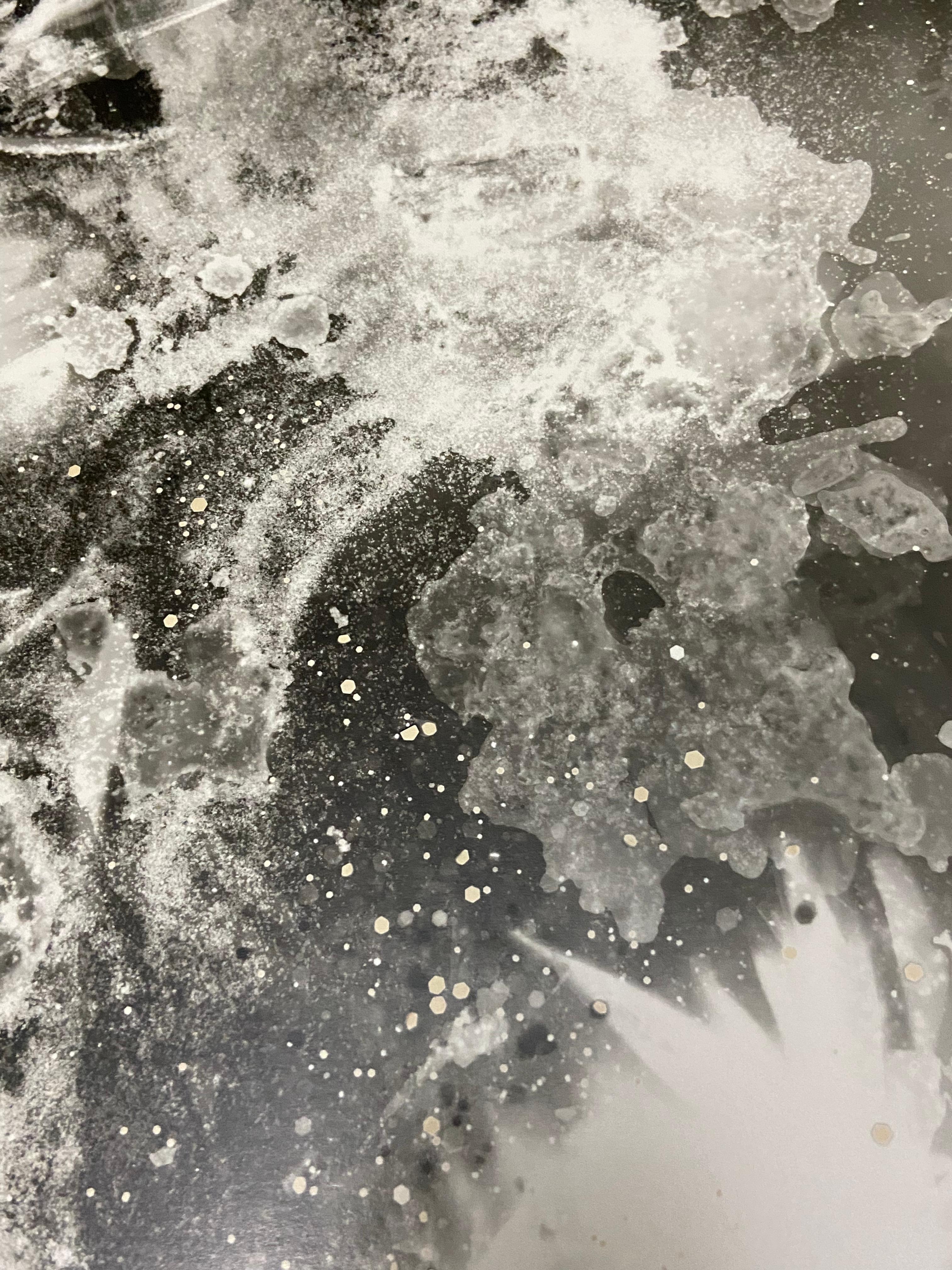 Diverging Interests (aka Thor's Well) - photographie de paysage contemporaine en noir et blanc - Abstrait Photograph par Kimberly Schneider Photography