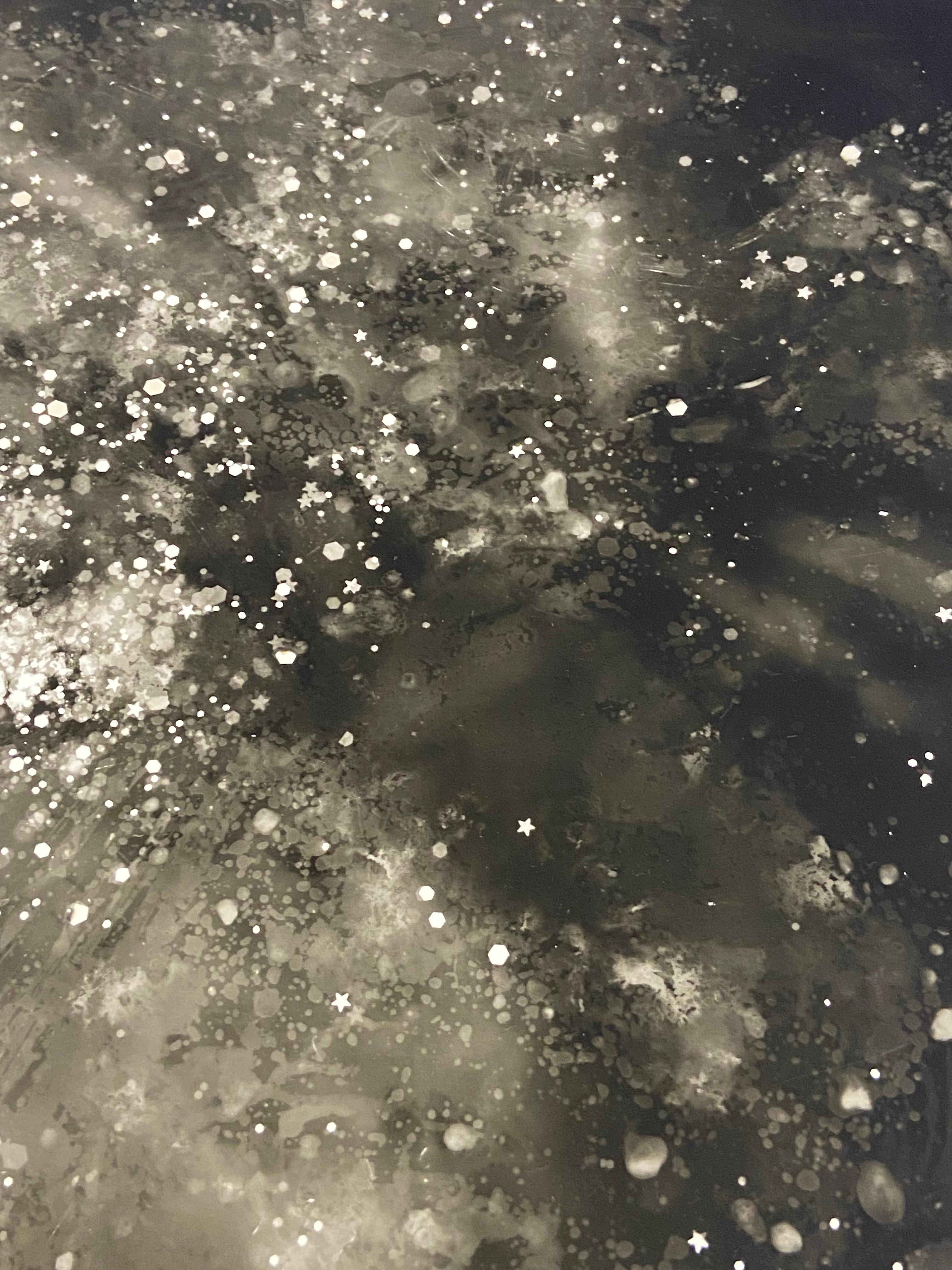 Einzigartiger Silbergelatineabzug (Fotogramm ohne Vergrößerungsgerät); Mehrfachbelichtung im Mischverfahren mit Schnee, Eis, Sand, Glitter und mehr. Reihe 