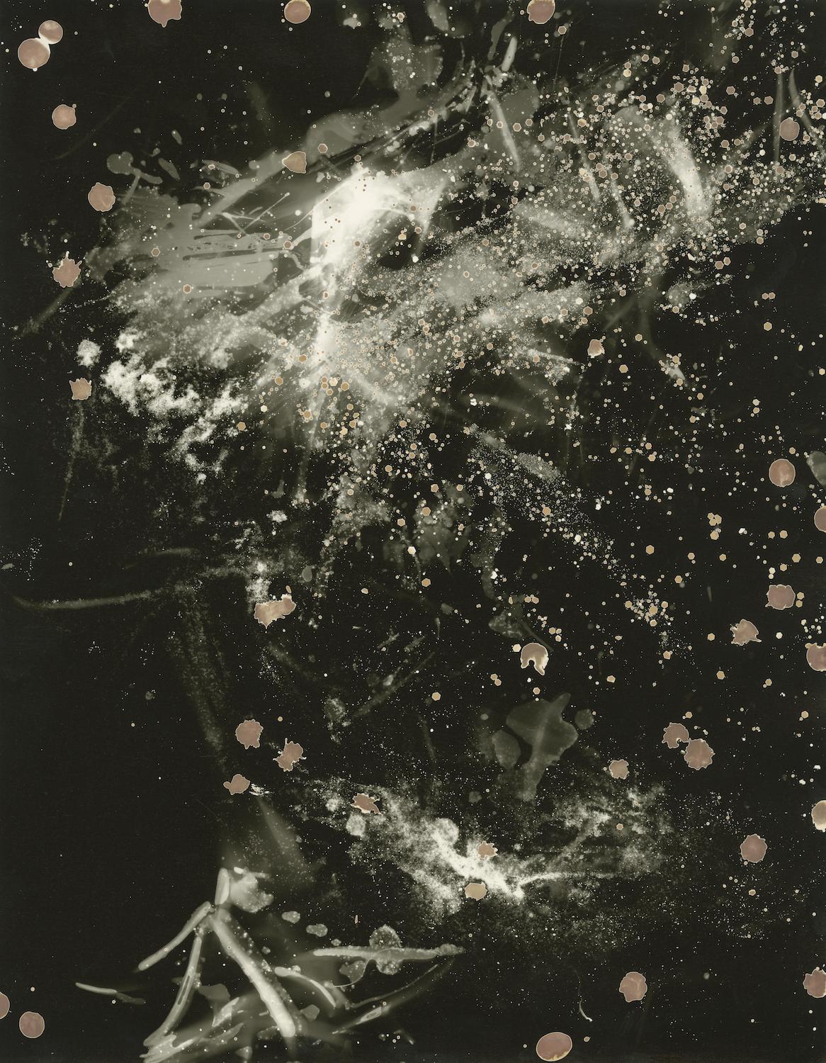 Morgentau (auch bekannt als Wiedergeburt am Nachthimmel)- schwarz-weißes zeitgenössisches Foto