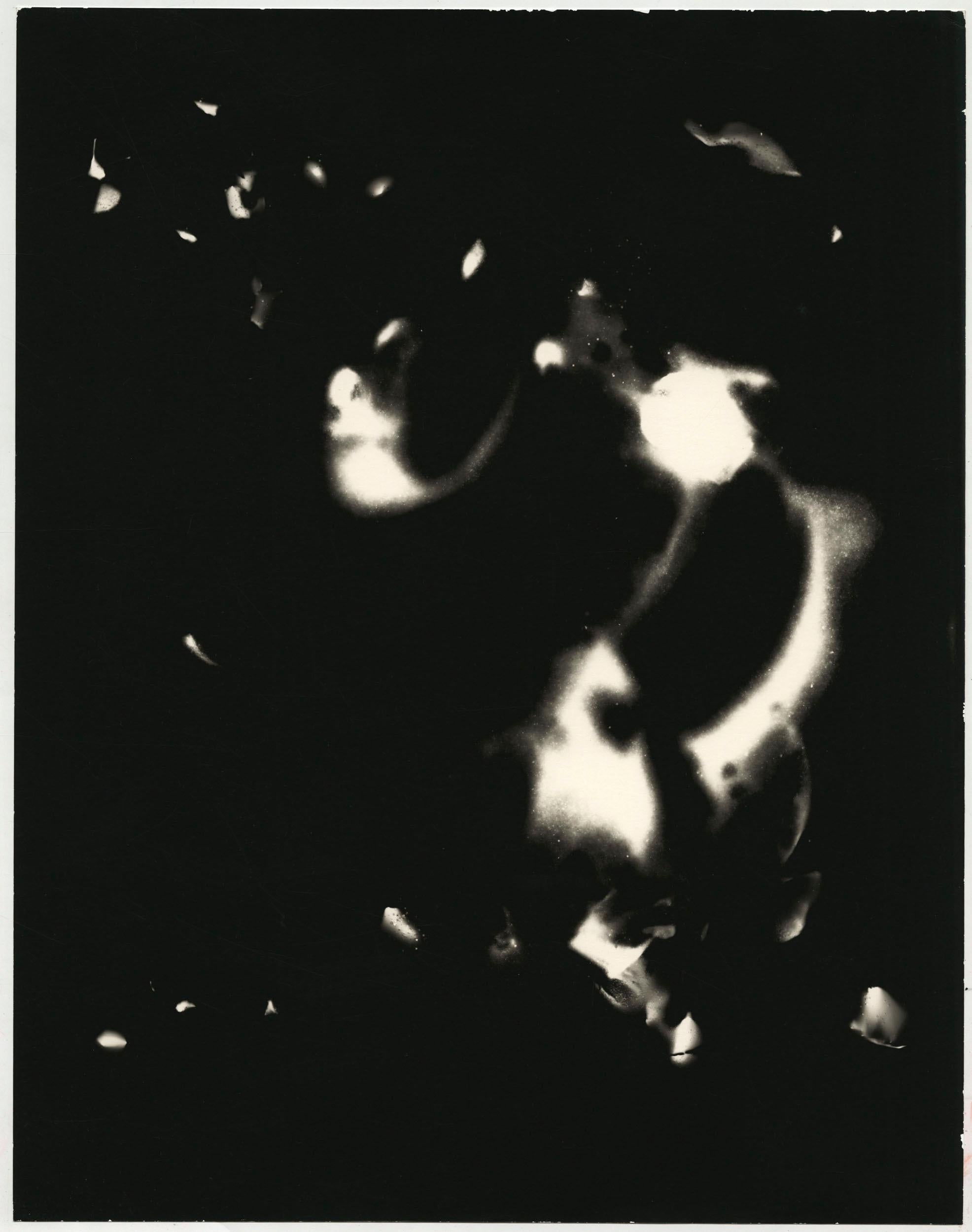 Kimberly Schneider Photography Black and White Photograph – Musik der Nacht – einzigartiges zeitgenössisches Schwarz-Weiß-Silber-Gelatine-Fotogramm