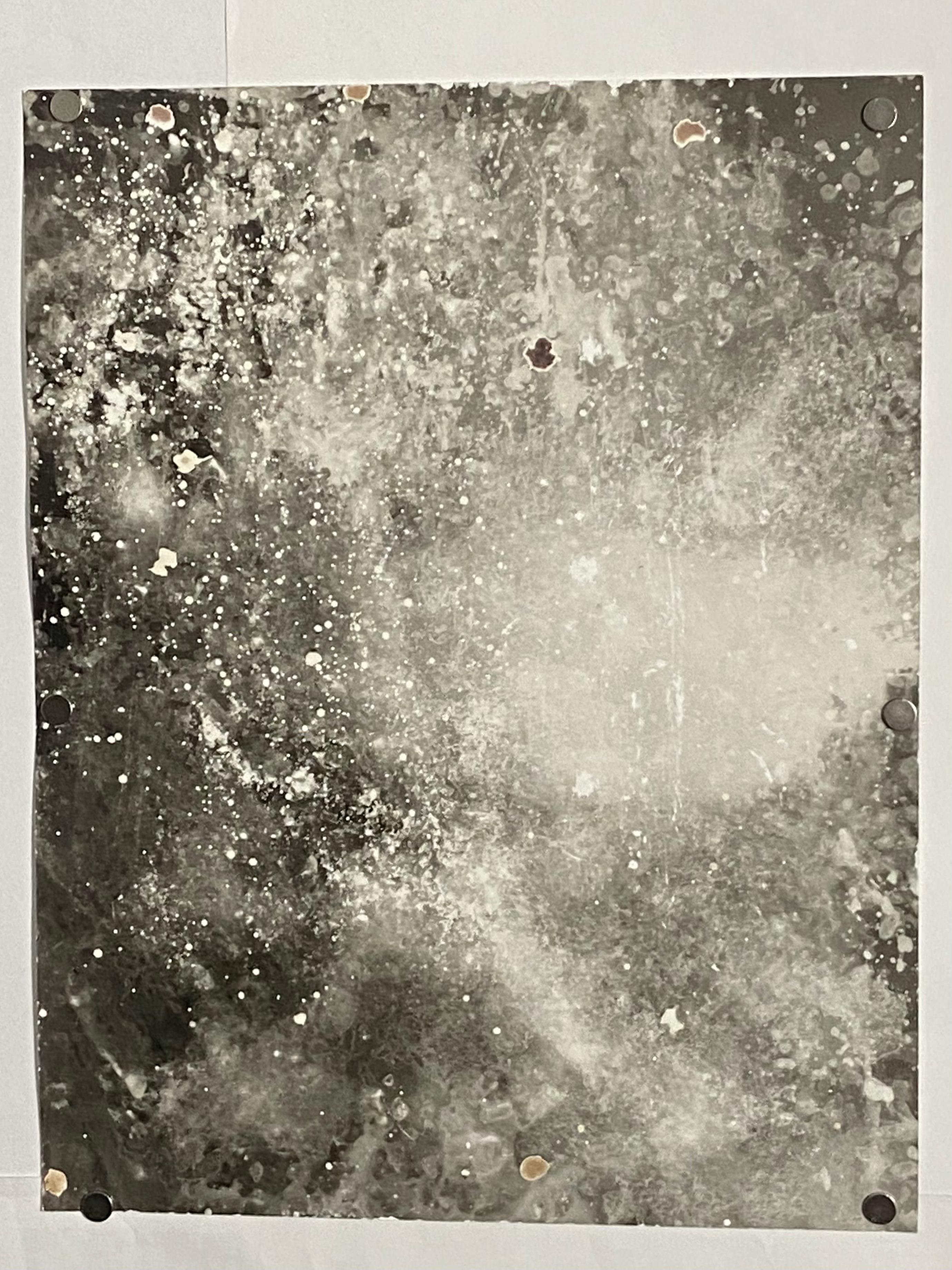 Resonance (alias Shattered Moon) - photographie abstraite contemporaine en noir et blanc - Photograph de Kimberly Schneider Photography
