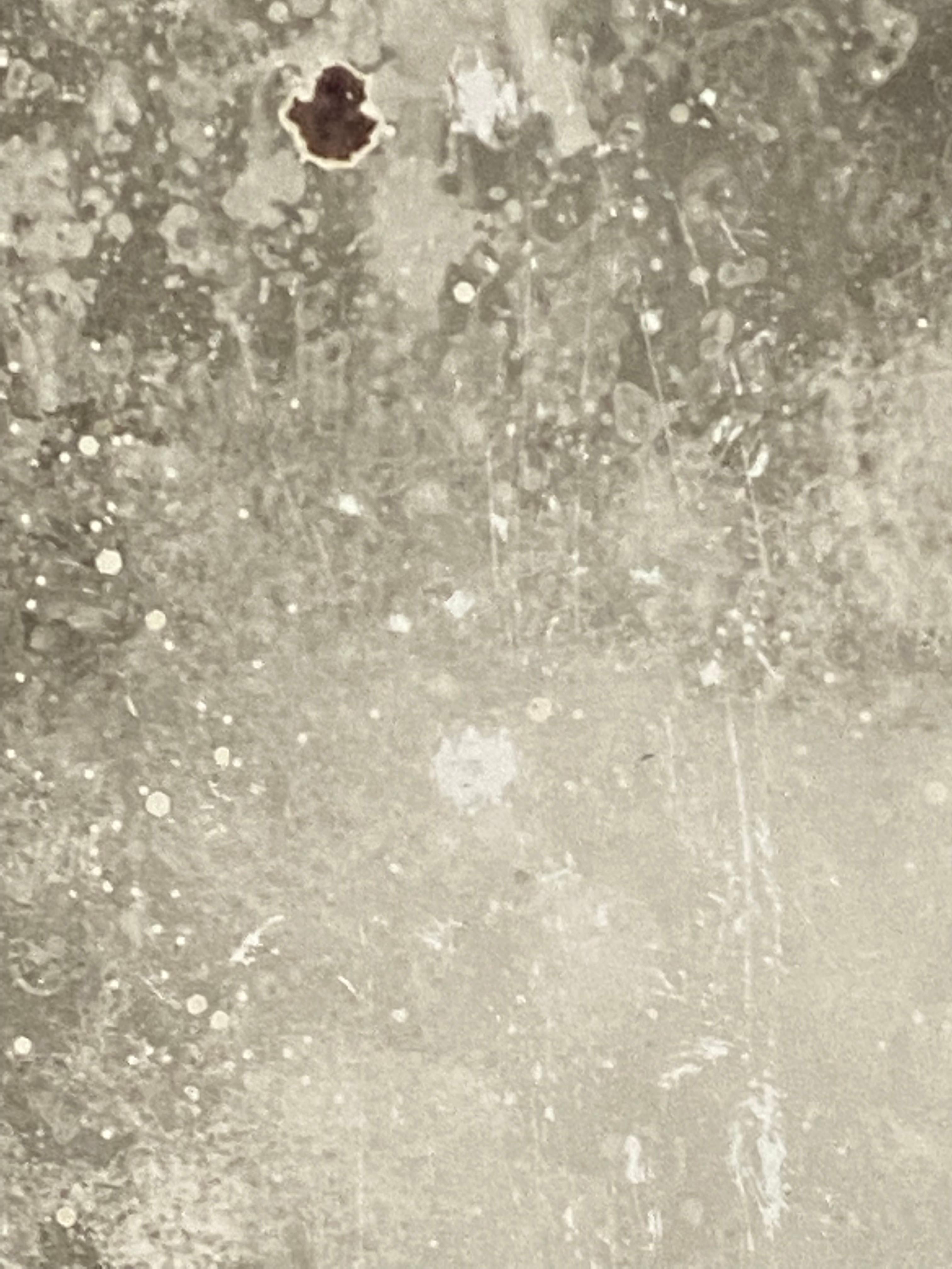 Resonance (alias Shattered Moon) - photographie abstraite contemporaine en noir et blanc - Gris Landscape Photograph par Kimberly Schneider Photography