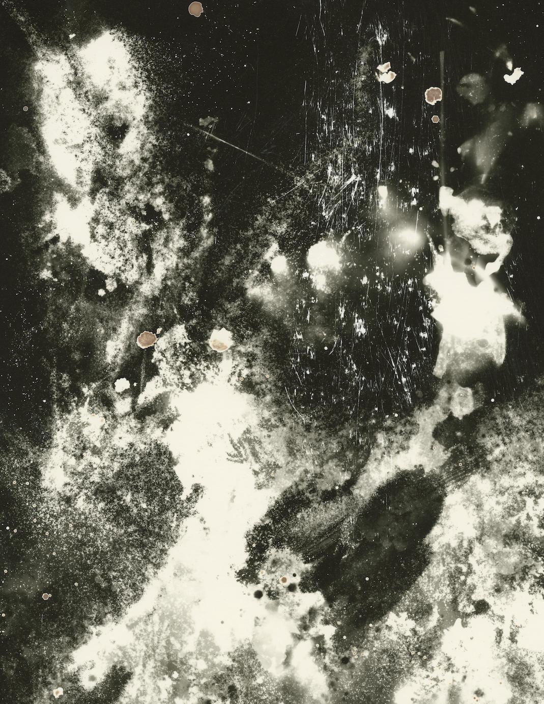 Rocket - zeitgenössische abstrakte schwarz-weiße Luftaufnahme ohne Kamera (Abstrakt), Photograph, von Kimberly Schneider Photography