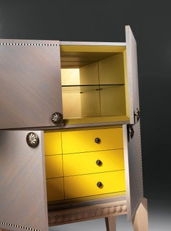 Armario alto Kimbolton/O Gris Amarillo de roble macizo con 4 puertas y latón