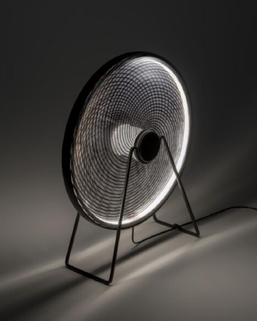 Kimera is an utopia, something impossible to finalise as it is always evolving, and it symbolises a mythological creature made up of contrasting animals, such as snake, goat, lion. In the same way, the Kimera lamp is a fusion of different techniques