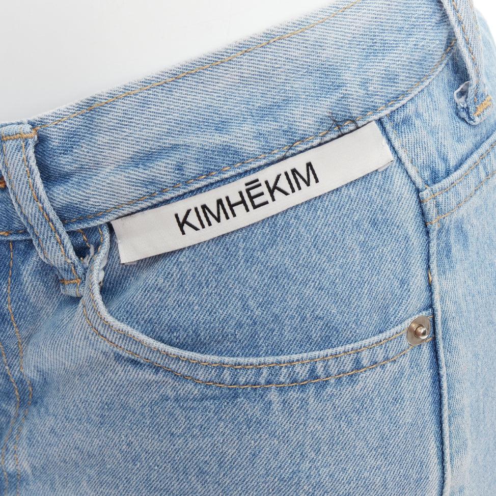 KIMHEKIM My Uniform short en denim bleu en coton à bords roulés S
Référence : YIKK/A00189
Marque : Kimhekim
Collectional : Mon uniforme
Matériau : Coton
Couleur : Bleu
Motif : Solide
Fermeture : braguette à glissière
Détails supplémentaires :