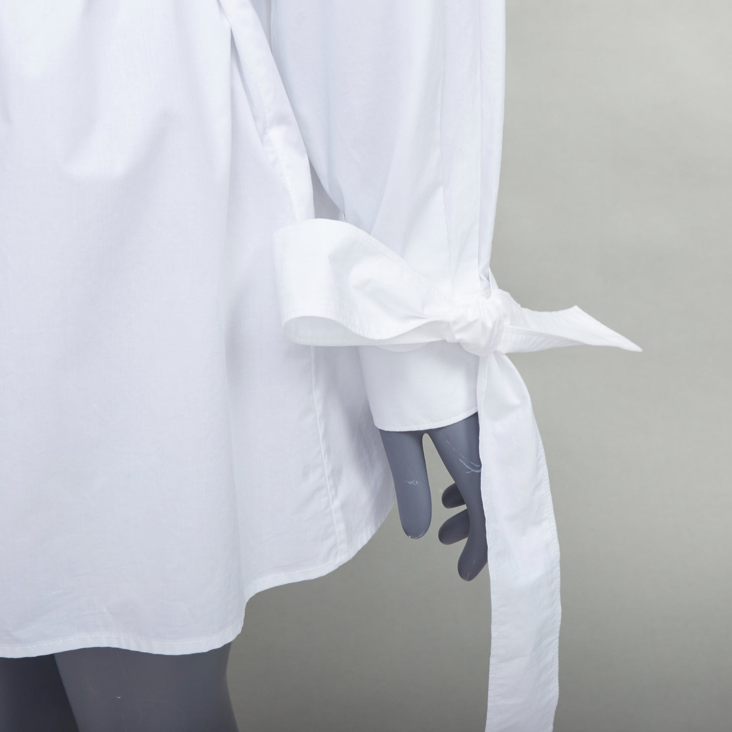KIMHEKIM NG Belted white cotton asymmetric harness tie shirt FR36 S
Reference: NKLL/A00321
Brand: Kimhekim
Model: NG Belted
Material: Cotton
Color: White
Pattern: Solid
Closure: Self Tie
Extra Details: Can be tied in various ways
Made in:
