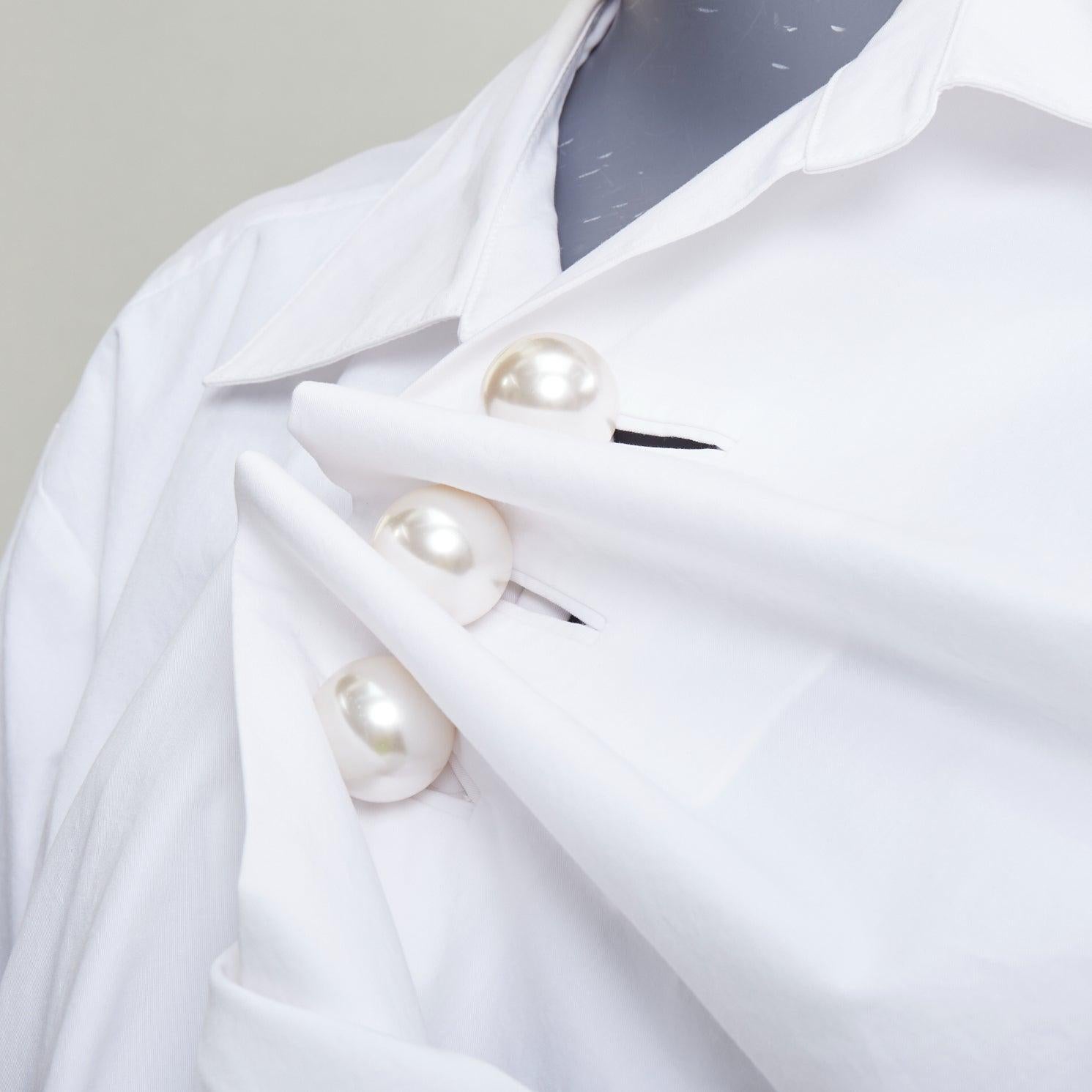 KIMHEKIM Tonight Venus fruncida botones perla blanca camisa asimétrica oversize FR36 S
Referencia: NKLL/A00515
Marca: Kimhekim
Model No: Venus
Colección: 2022 Esta noche
Material: Algodón
Color: Blanco, Perla
Patrón: Sólido
Cierre: Botón
Detalles