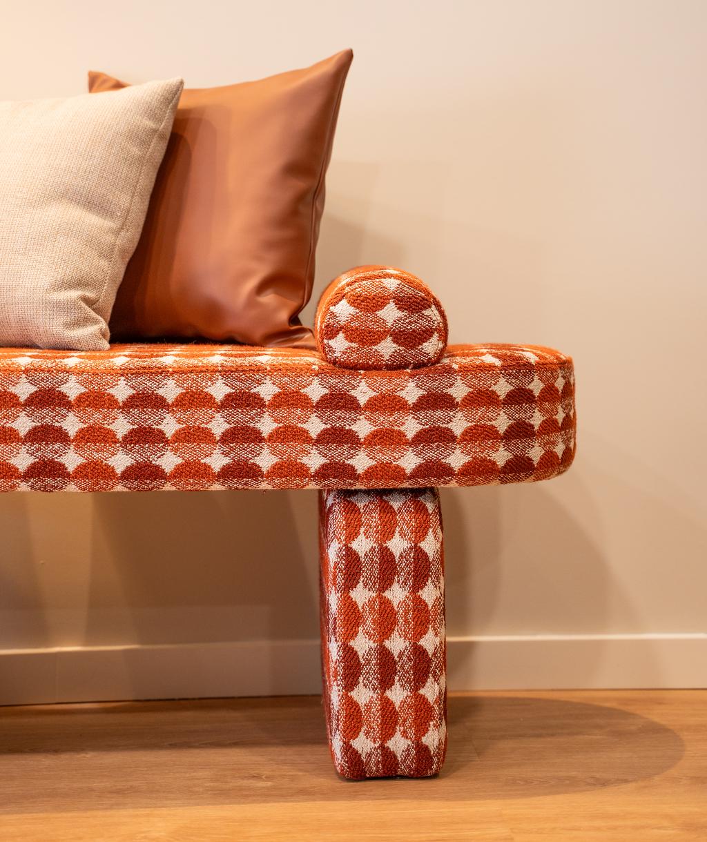 Kimi bench - Contemporary Fully Upholstered Bench with Soft Curves Neuf - En vente à Baguim Do Monte, PT