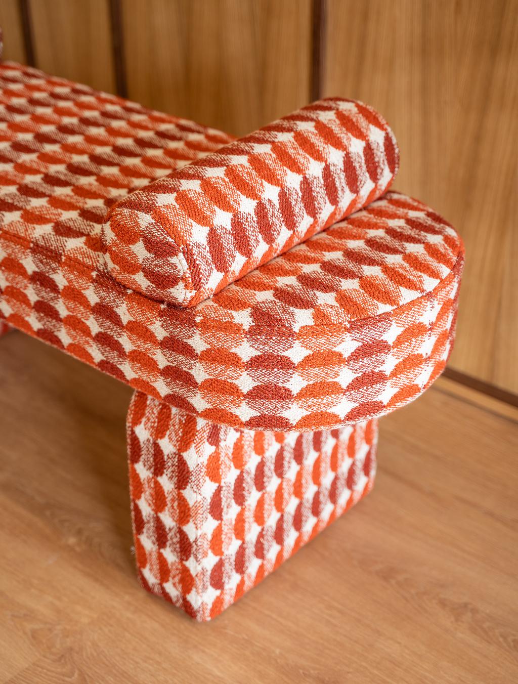 XXIe siècle et contemporain Kimi bench - Contemporary Fully Upholstered Bench with Soft Curves en vente
