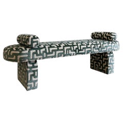 Banco Kimi - Banco contemporáneo totalmente tapizado con suaves curvas